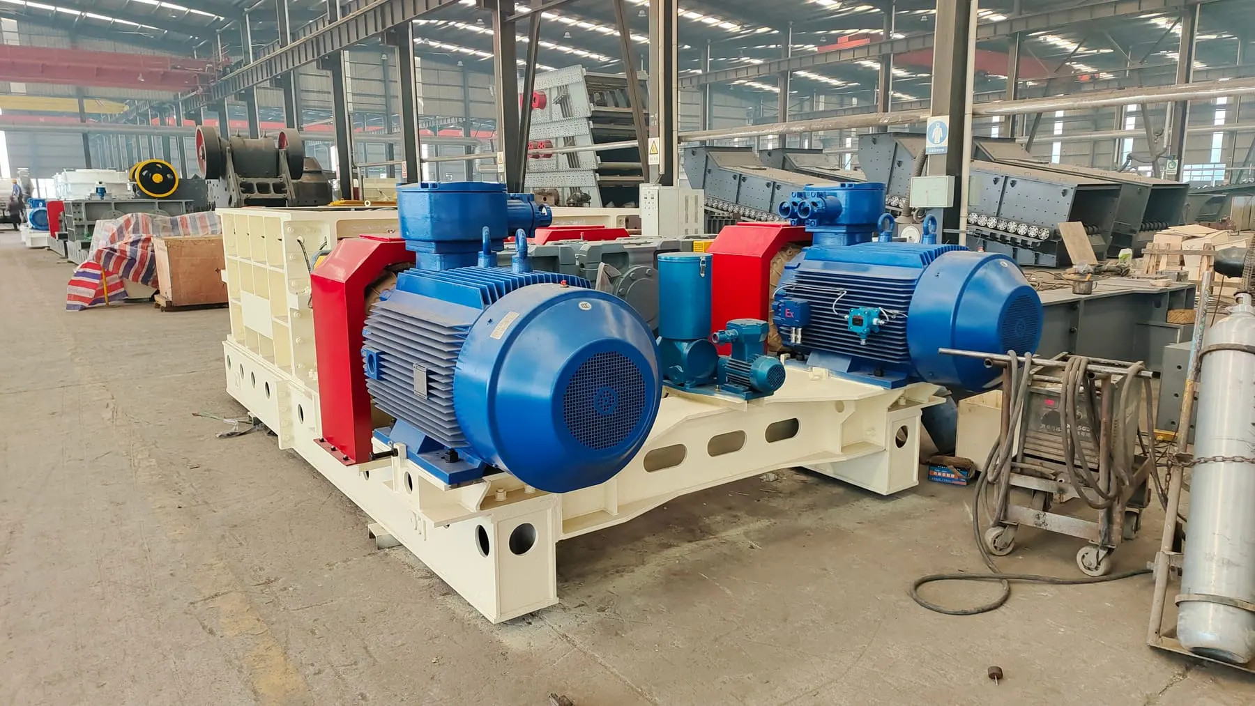 Endüstriyel bir atölyede mineral işleme ekipmanı